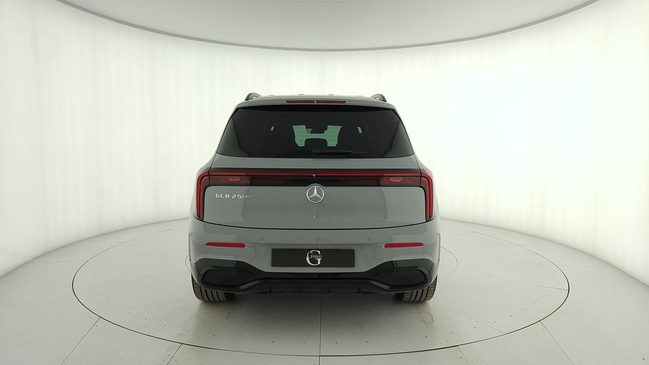 Mercedes-Benz GLB 250+ con tecnologia EQ