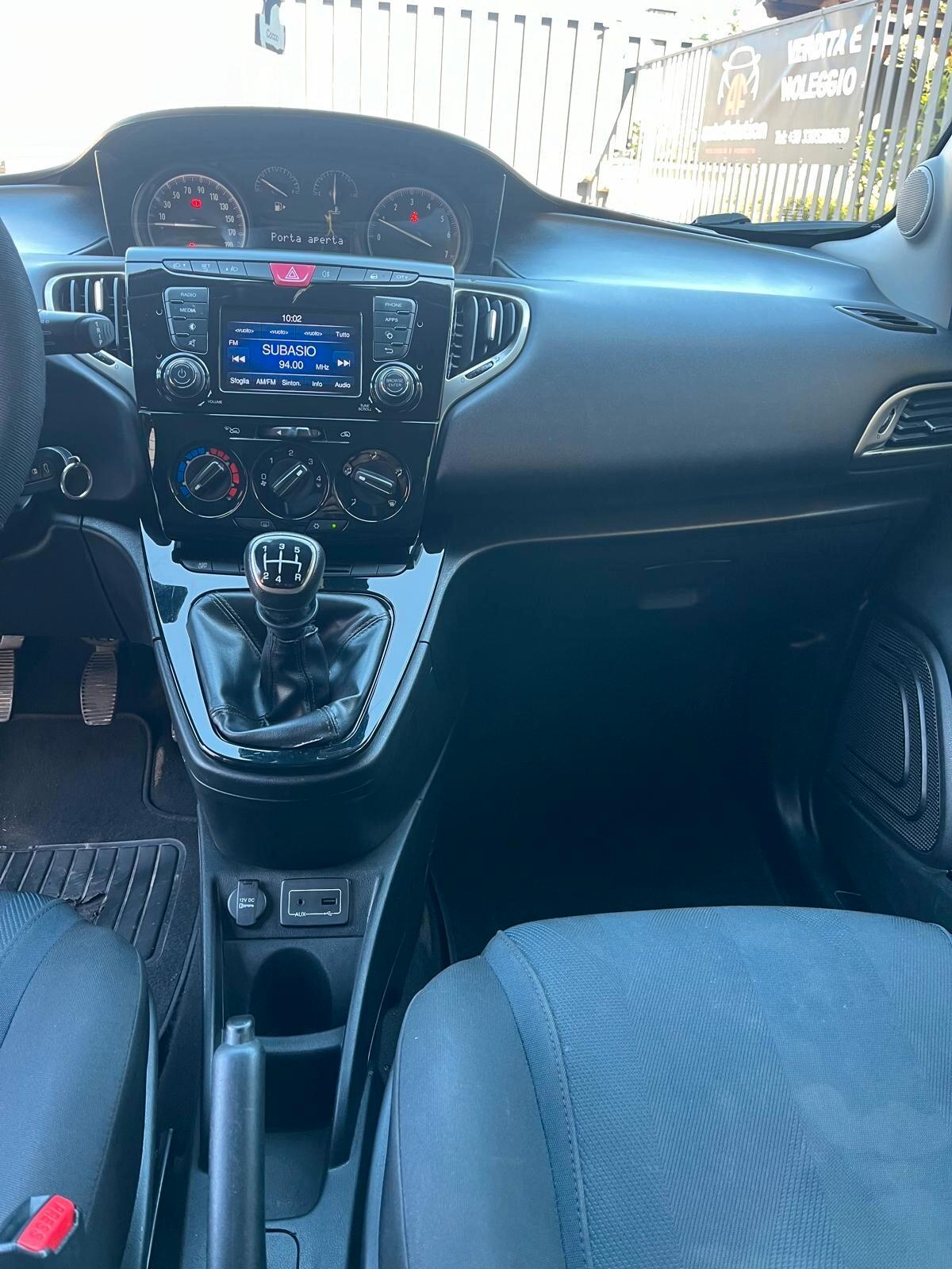 Lancia Ypsilon 1.2 69 CV 5 porte Platinum ADATTA NEOPATENTATI