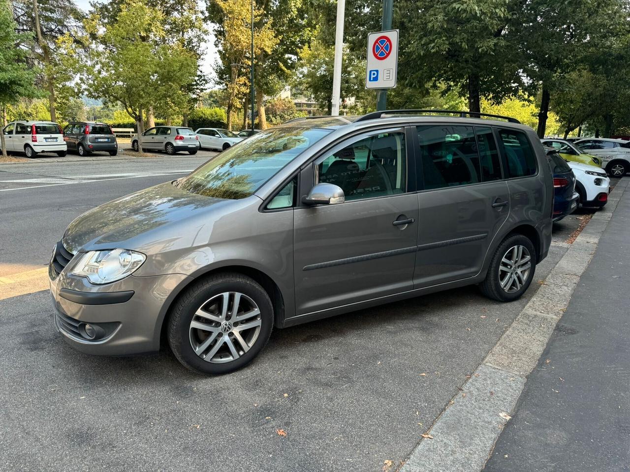 Volkswagen Touran 1.6 Conceptline . . . 7 POSTI