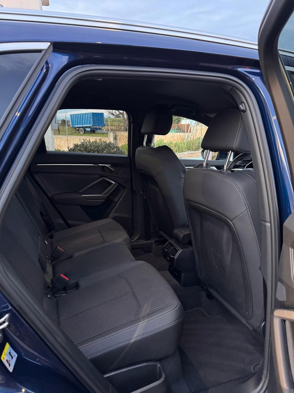 Audi Q3 35 TDI S tronic Identity Black