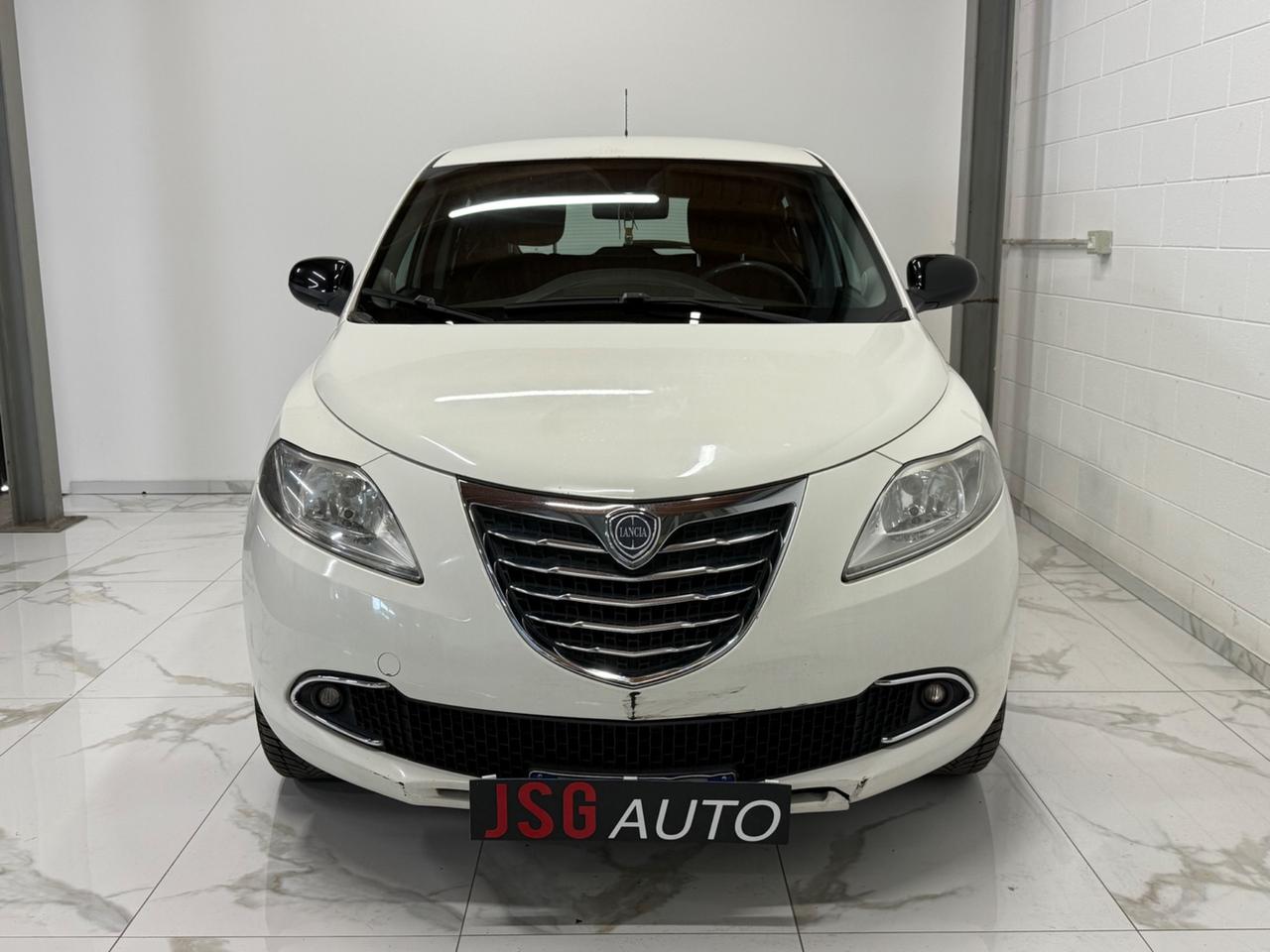 Lancia Ypsilon 0.9 TwinAir 85 CV 5 porte Metano Ecochic Silver