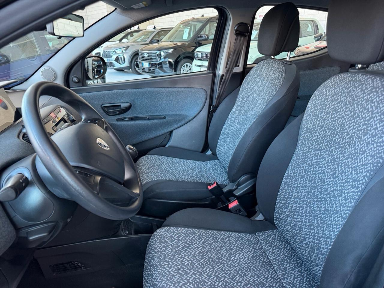 Lancia Ypsilon 1.0 Hybrid Silver