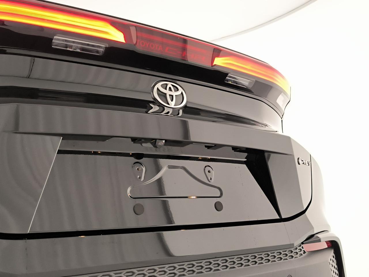 Toyota C-HR 2.0 phev lounge hero fwd e-cvt