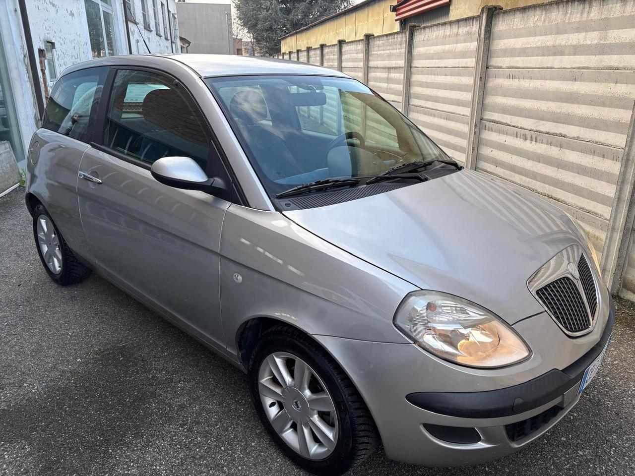 Lancia Ypsilon 1.2 16V Platino