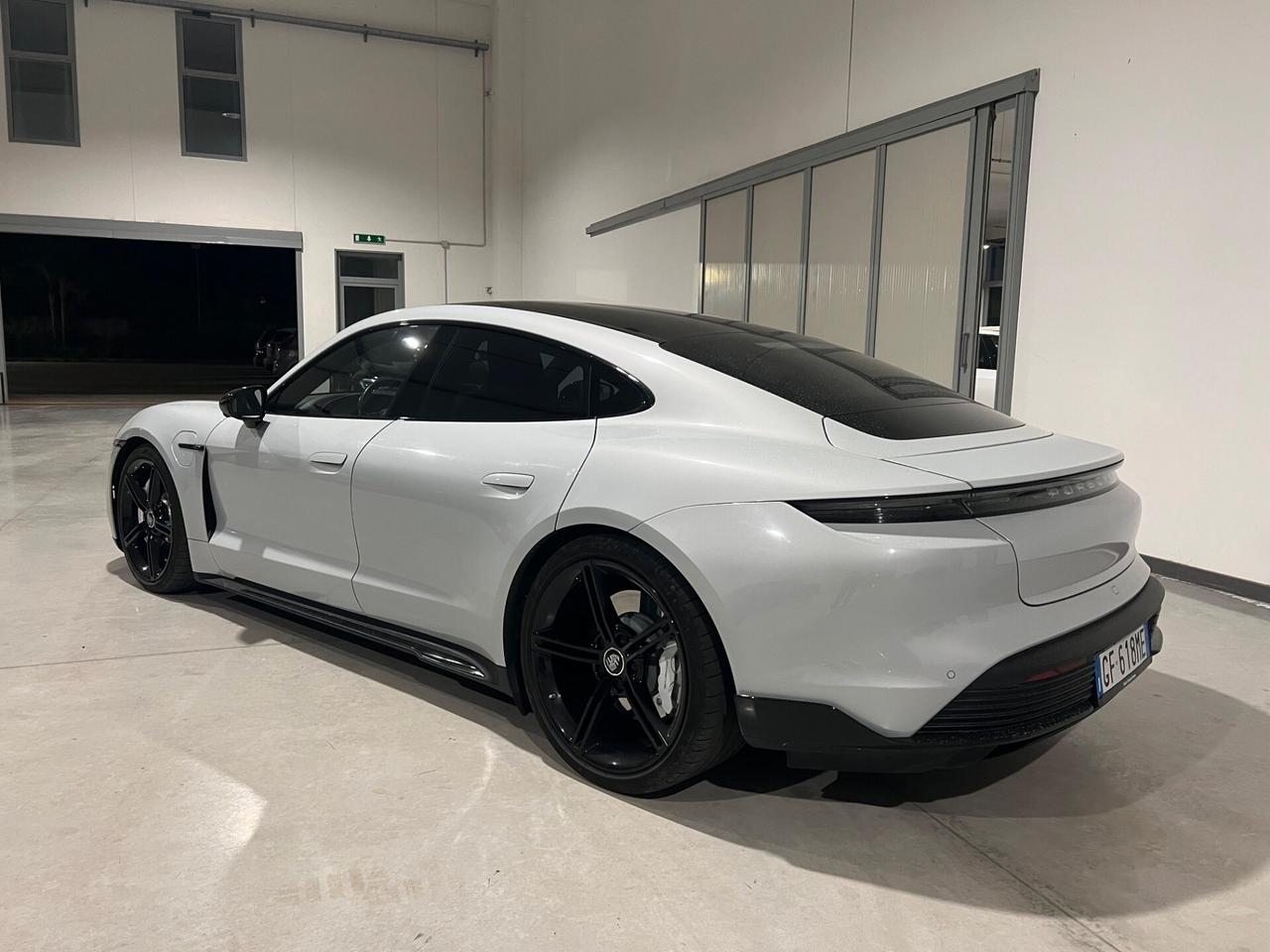 Porsche Taycan Turbo 625CV possibilita noleggio no scoring