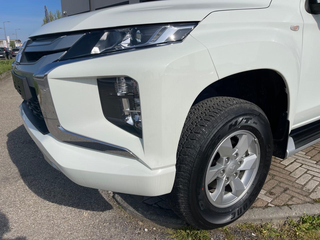 Mitsubishi L200 2.2 D 150cv Club Cab 4x4 INSTYLE PLUS