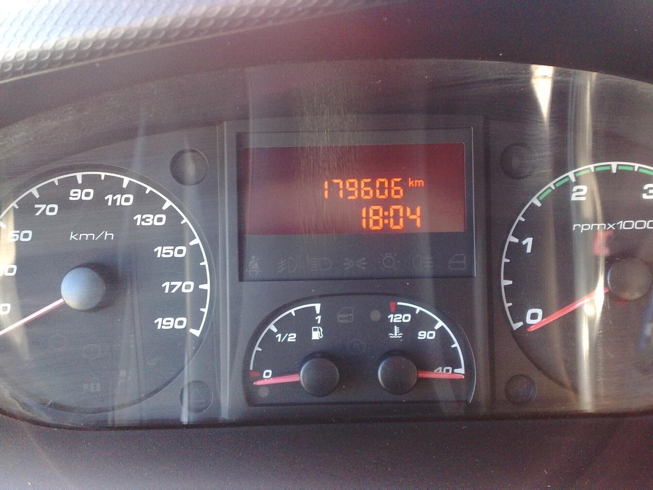 Iveco 65c17 3000cc cassone fisso con grù - 2013