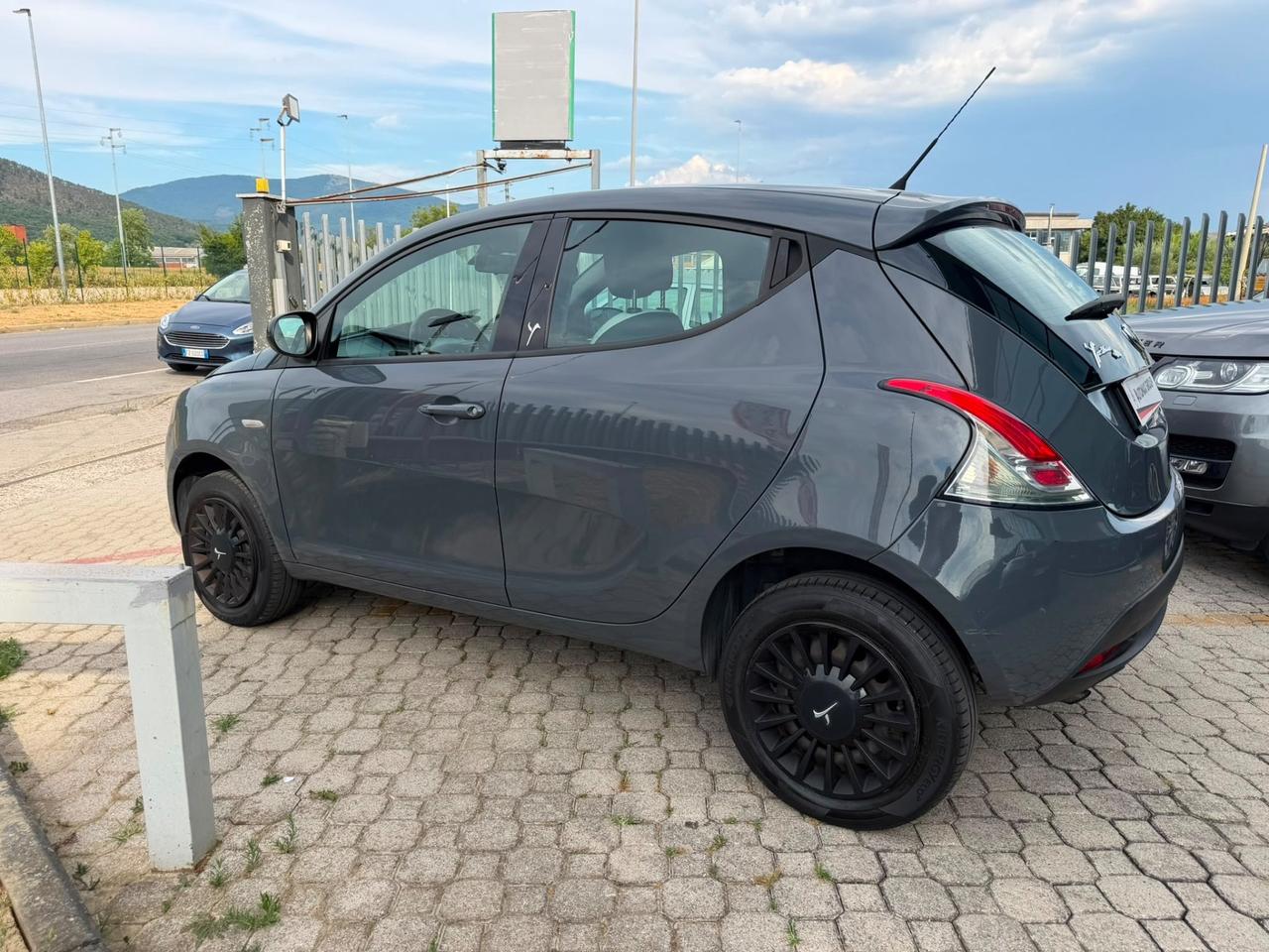 Lancia Ypsilon 0.9 TwinAir 85 CV 5 porte Metano Ecochic Elle