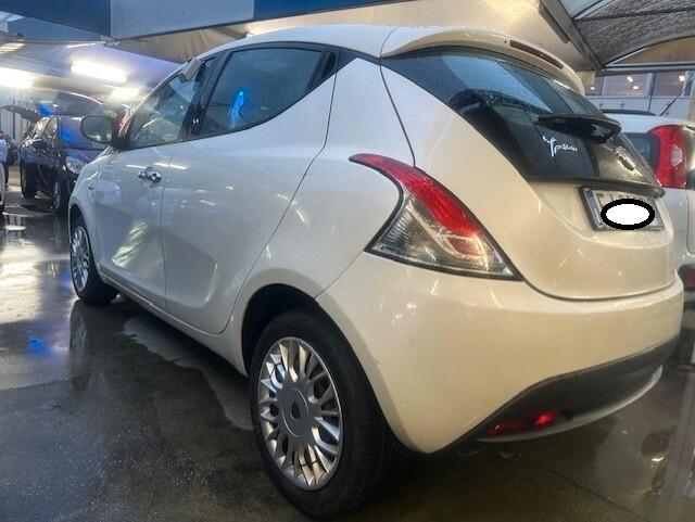 LANCIA YPSILON 1,2 TETTO APRIBILE 120MILA KM!
