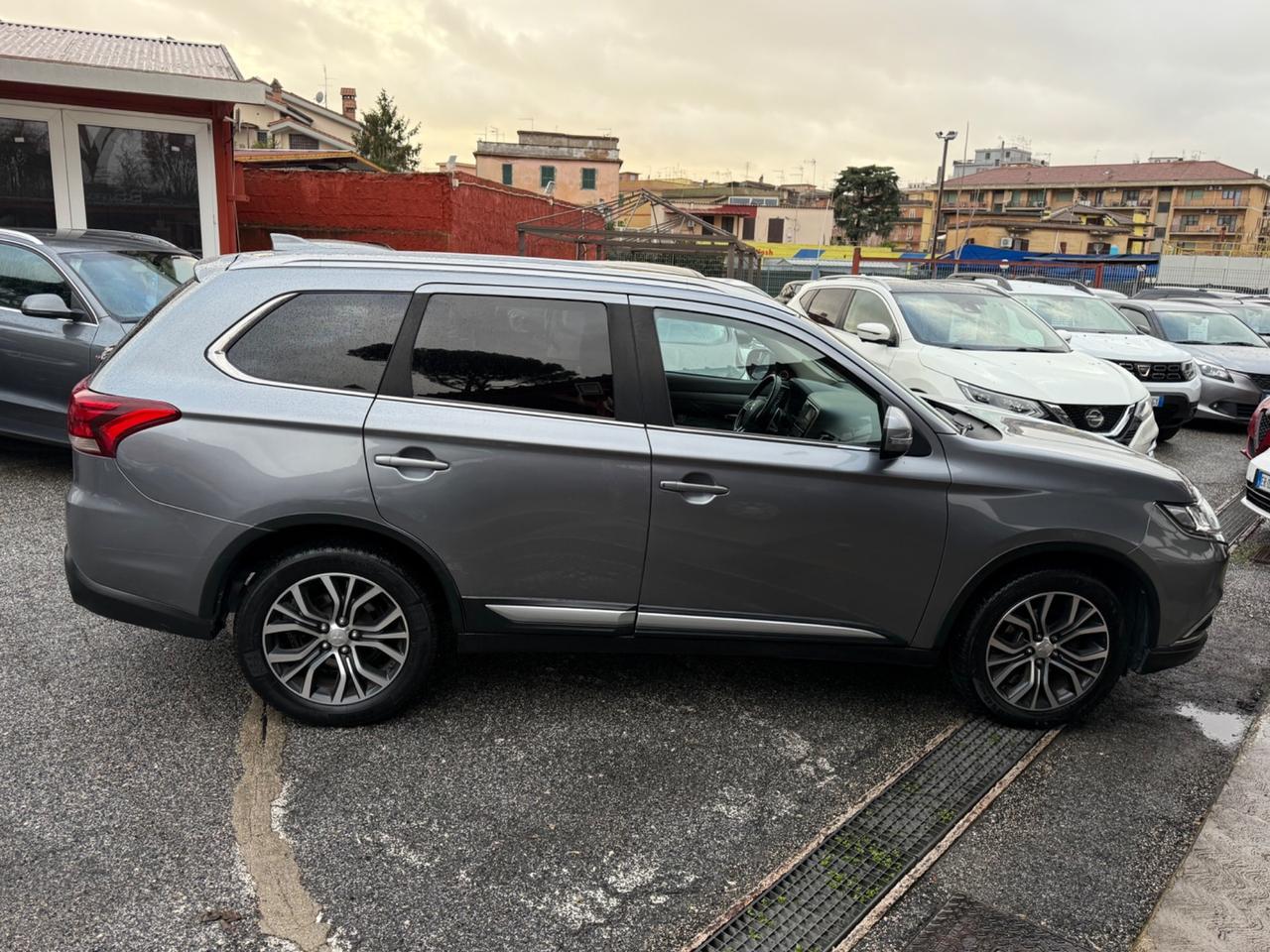 Outlander 2.2 DI-D 4x4-Instyle -7 posti-unipro-rate-E6