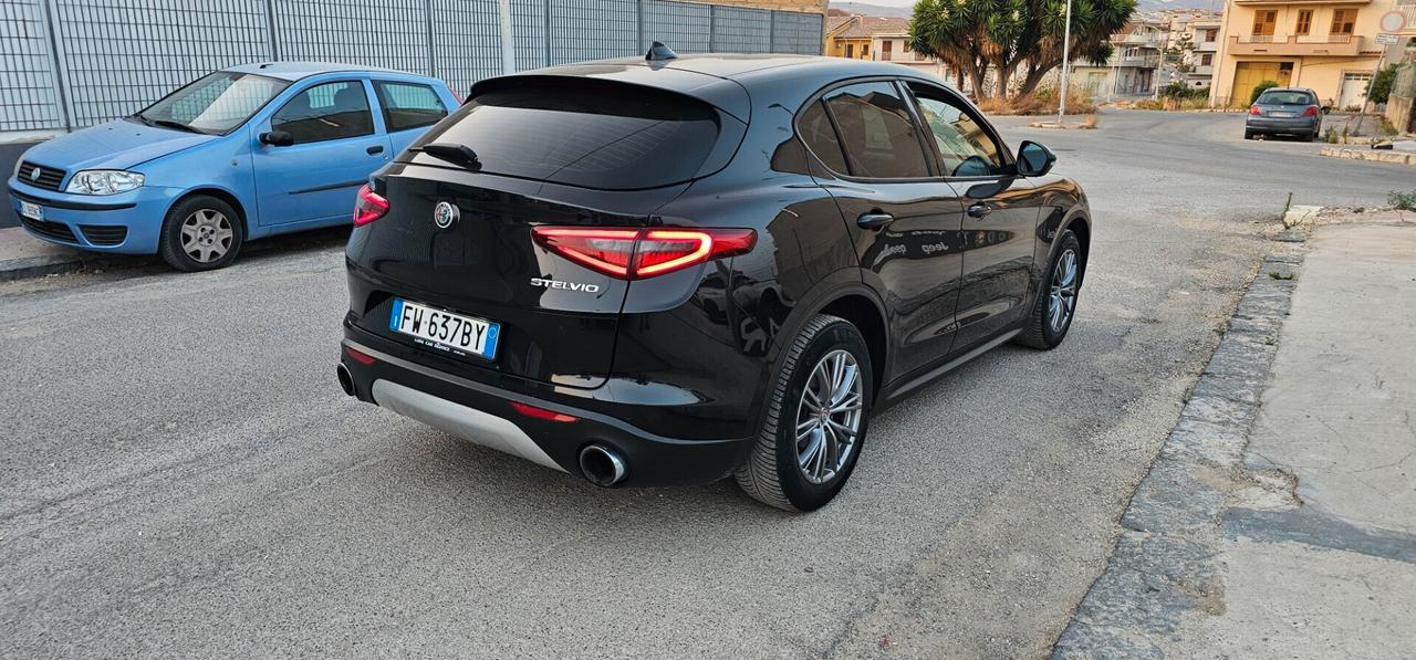 Alfa Romeo Stelvio 2.2 Turbodiesel 160 CV AT8 RWD Sport-Tech