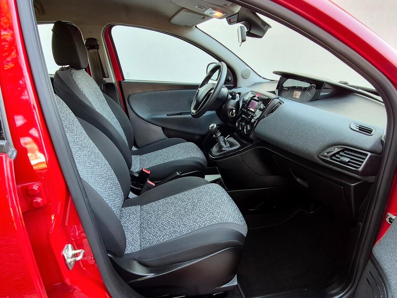 Lancia Ypsilon 1.0 FireFly Hybrid Silver