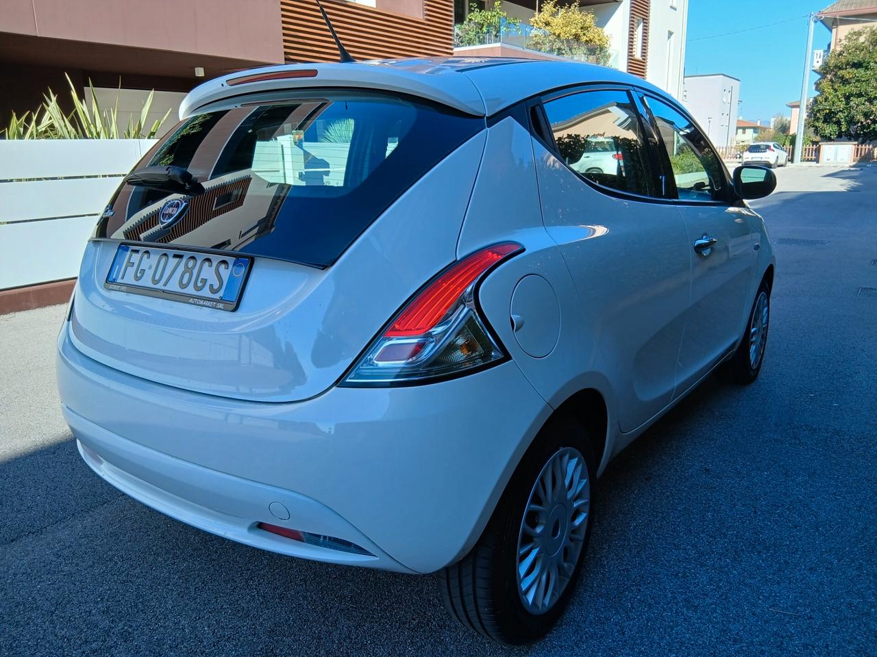 Lancia Ypsilon 1.2 69 CV 5 porte Silver tua a € 185 mese