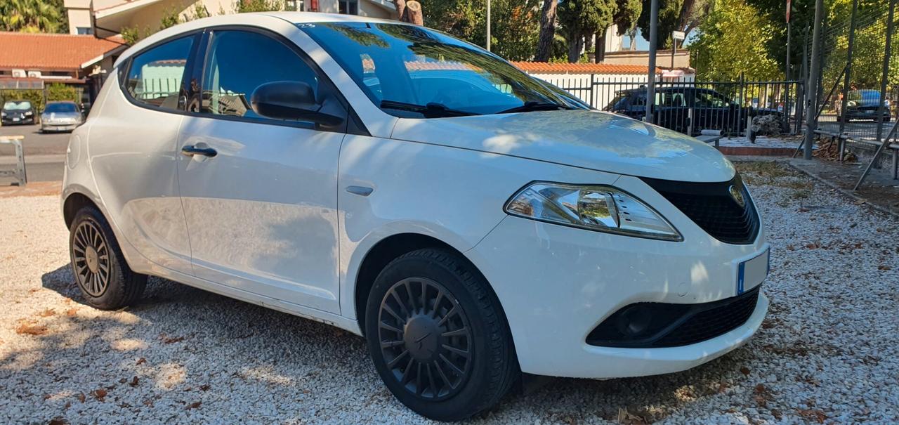 Lancia Ypsilon 1.0 FireFly 5 porte S&S Hybrid Ecochic Silver