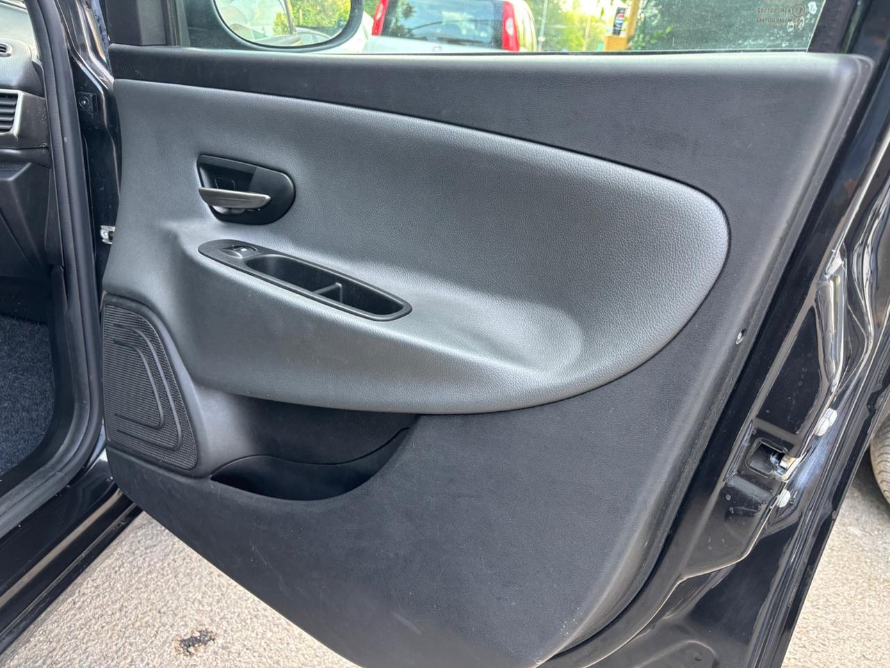 Lancia Ypsilon 5 porte Metano Ecochic OK NEOPATENTATI