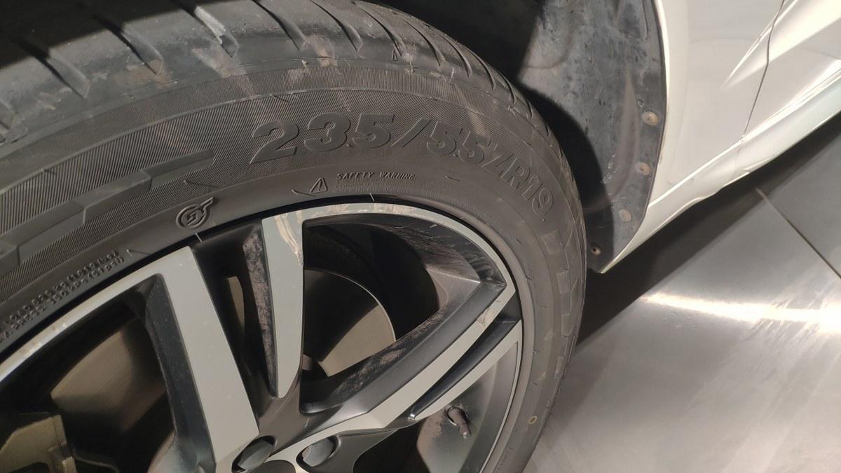 VOLVO Xc60 B5 Mild Hybrid (D) Awd Geartronic R-Design