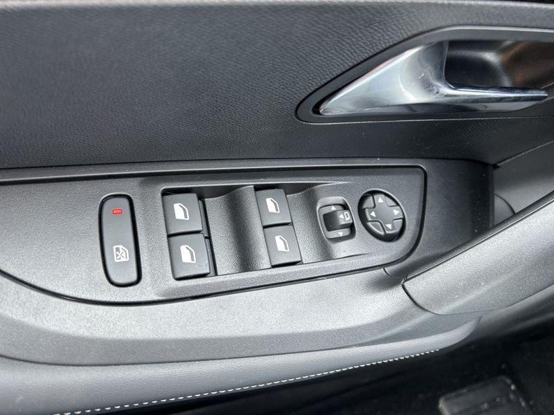 Peugeot 2008 PureTech 100 Allure NAVI + KEYLESS + CAMERA 360°