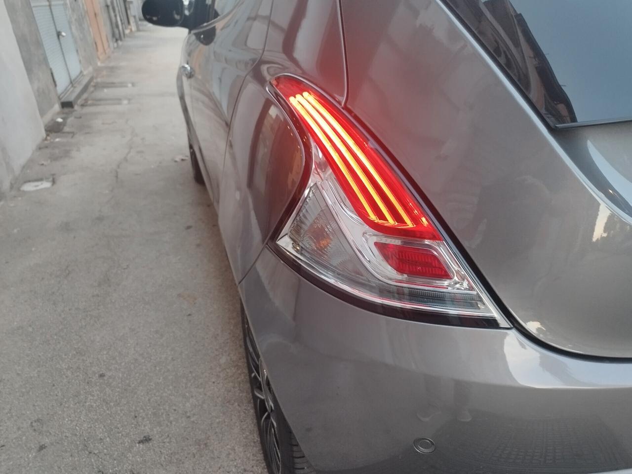 Lancia Ypsilon 1.0 Hybrid Gold