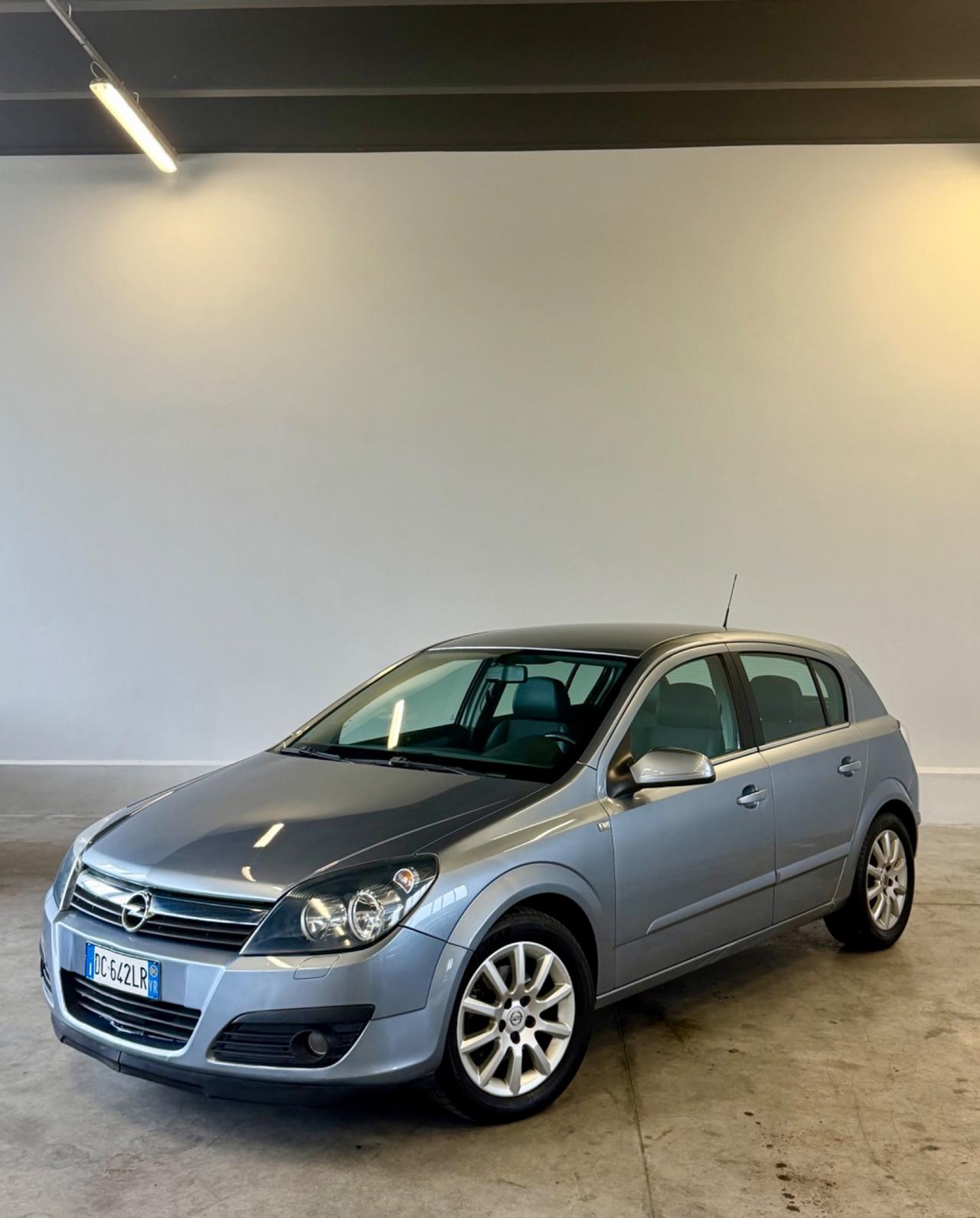 Opel Astra 1.6 16V Twinport 5 porte Cosmo