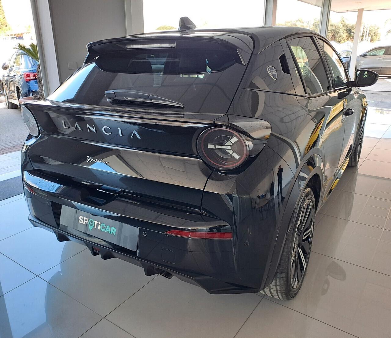 Lancia Ypsilon Hybrid 1.2 Benz Edizione Cassina 2025