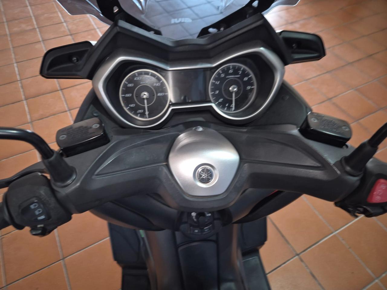 Yamaha X-Max 300 BASE