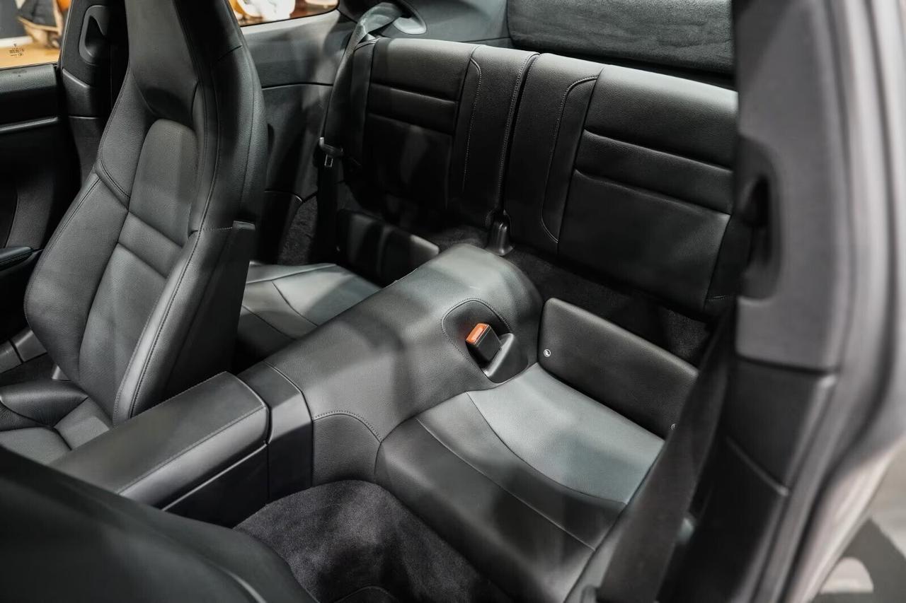 Porsche 992, 911 Coupe 3.0 Carrera auto, sedili sportivi