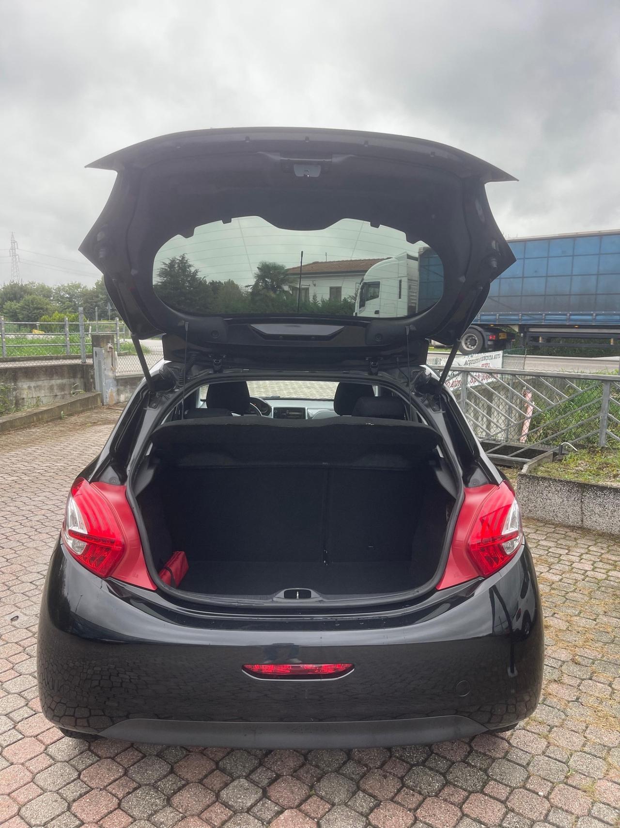 Peugeot 208 1.6 e-HDi 92 CV Stop&Start robotizzato 5 porte Allure