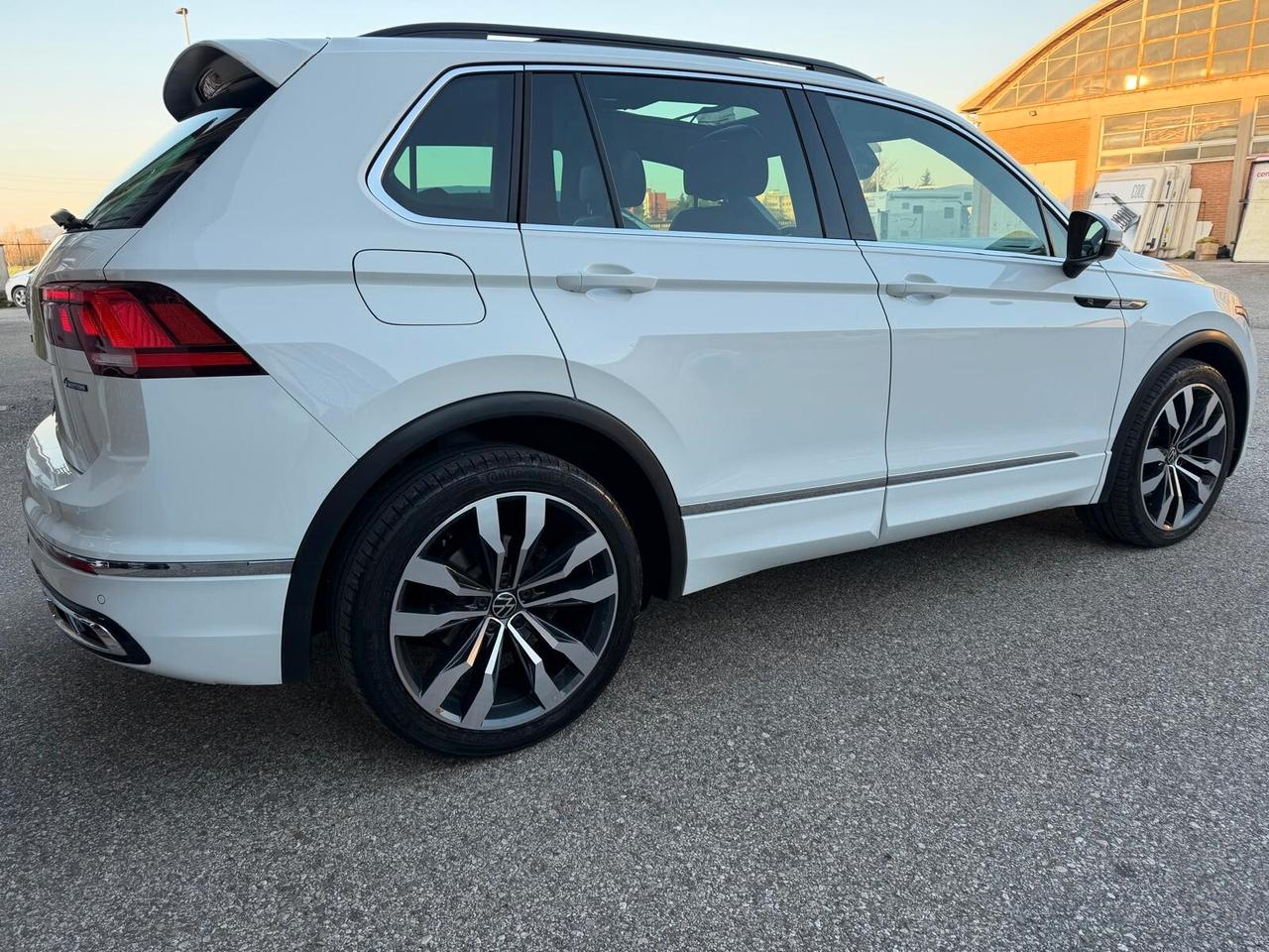 Volkswagen Tiguan 2.0 TDI 200 CV SCR DSG 4MOTION R-Line TETTO APRIBILE E GANCIO TRAINO