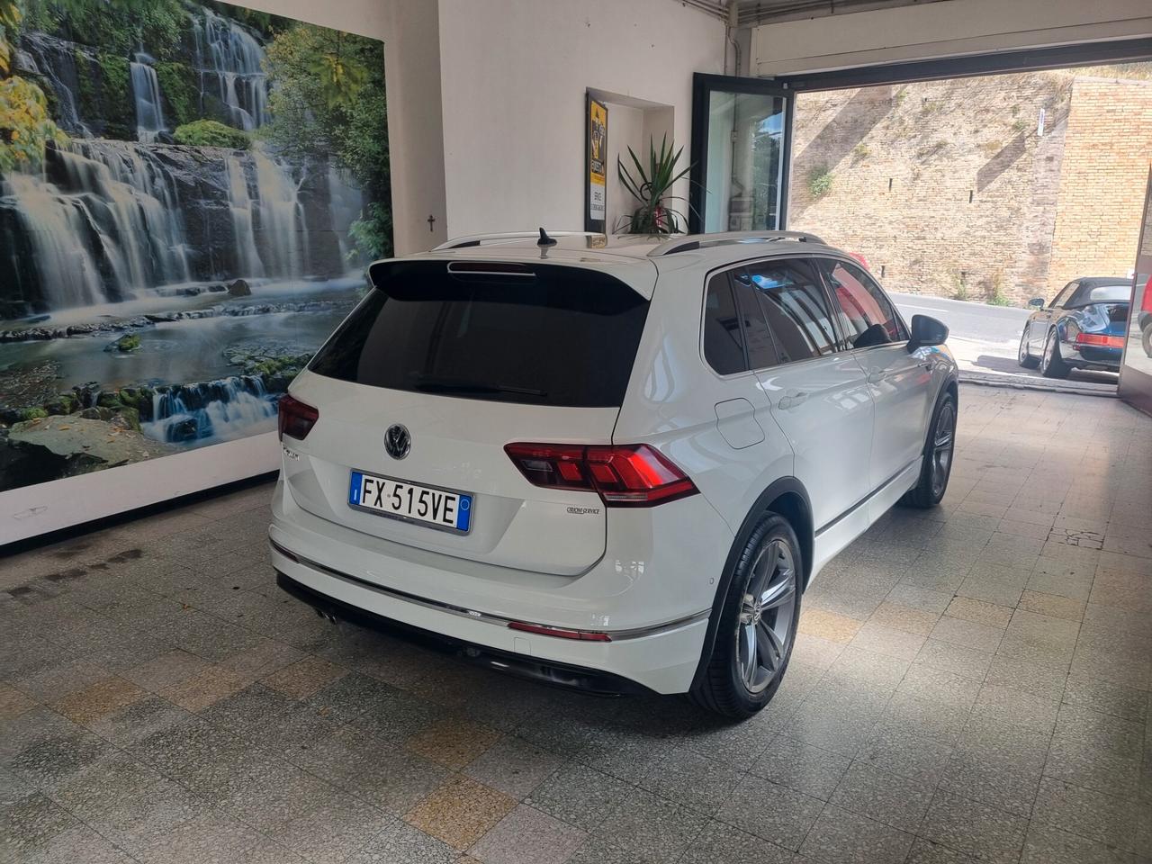 Volkswagen Tiguan 1.6 TDI SCR R-Line, TELECAMERA, UNICOPROPRIETARIO