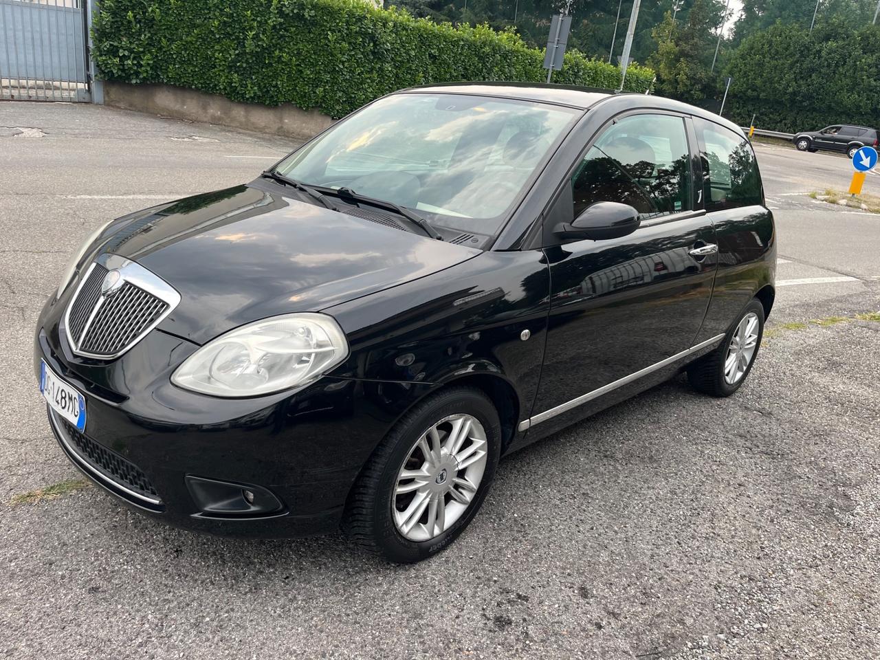 Lancia Ypsilon 1.4 16V Sport MomoDesign