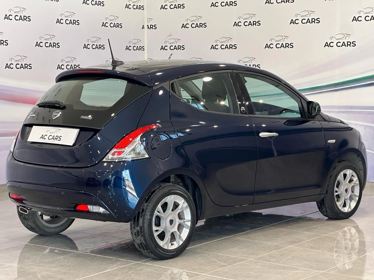 Lancia Ypsilon 1.0 FireFly 5 porte S&S Hybrid Ecochic Silver