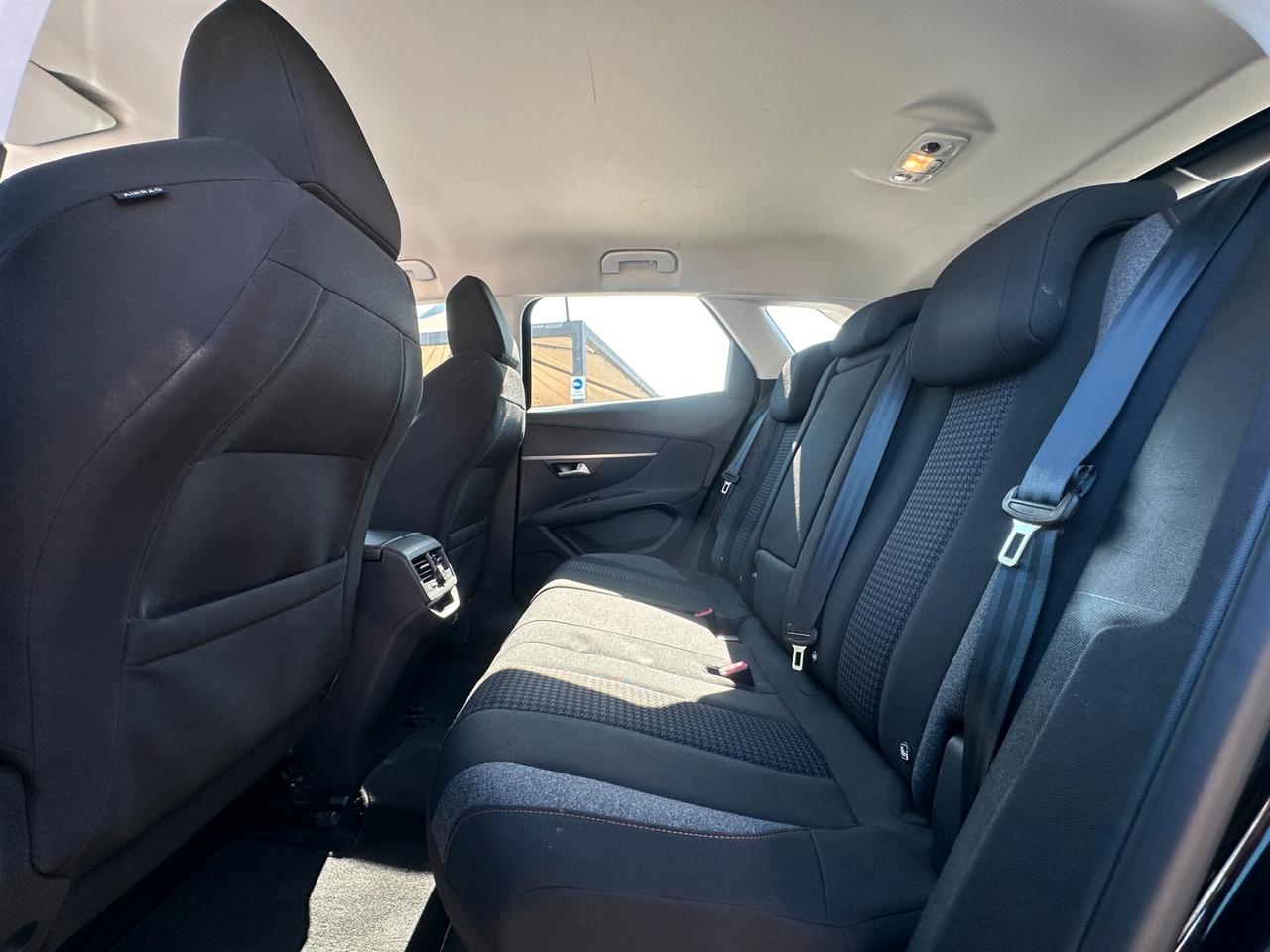 PEUGEOT 3008 BlueHDi 130 EAT8 Business
