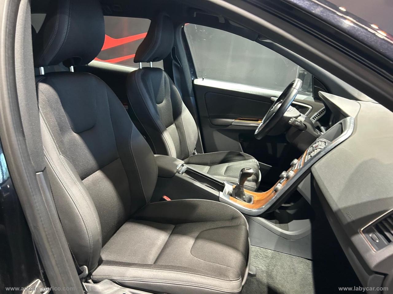 VOLVO XC60 D4 R-design Momentum