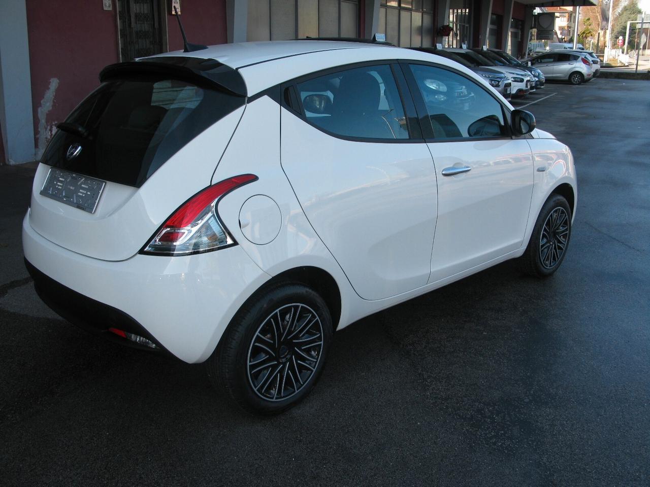 Lancia Ypsilon 1.0 FireFly 5 porte S&S Hybrid Oro