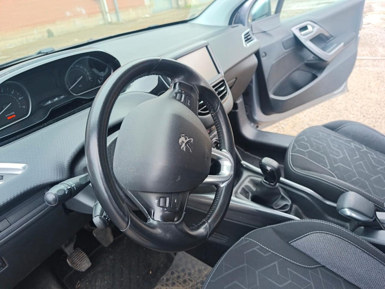 Peugeot 2008 2016----1.2 Benzina Neopatentati