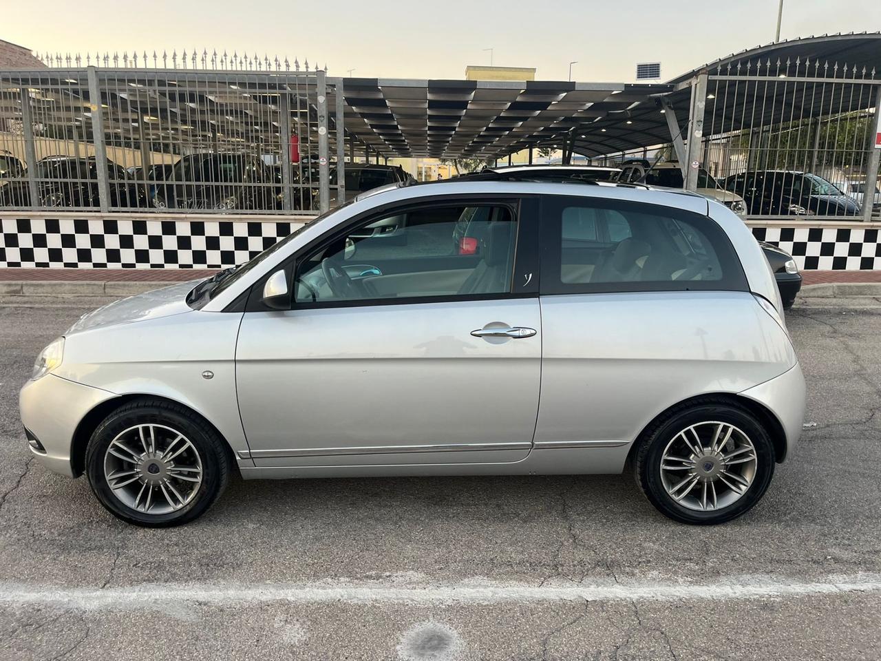 Lancia Ypsilon 1.3 MJT 75 CV Versus Unipro 2010