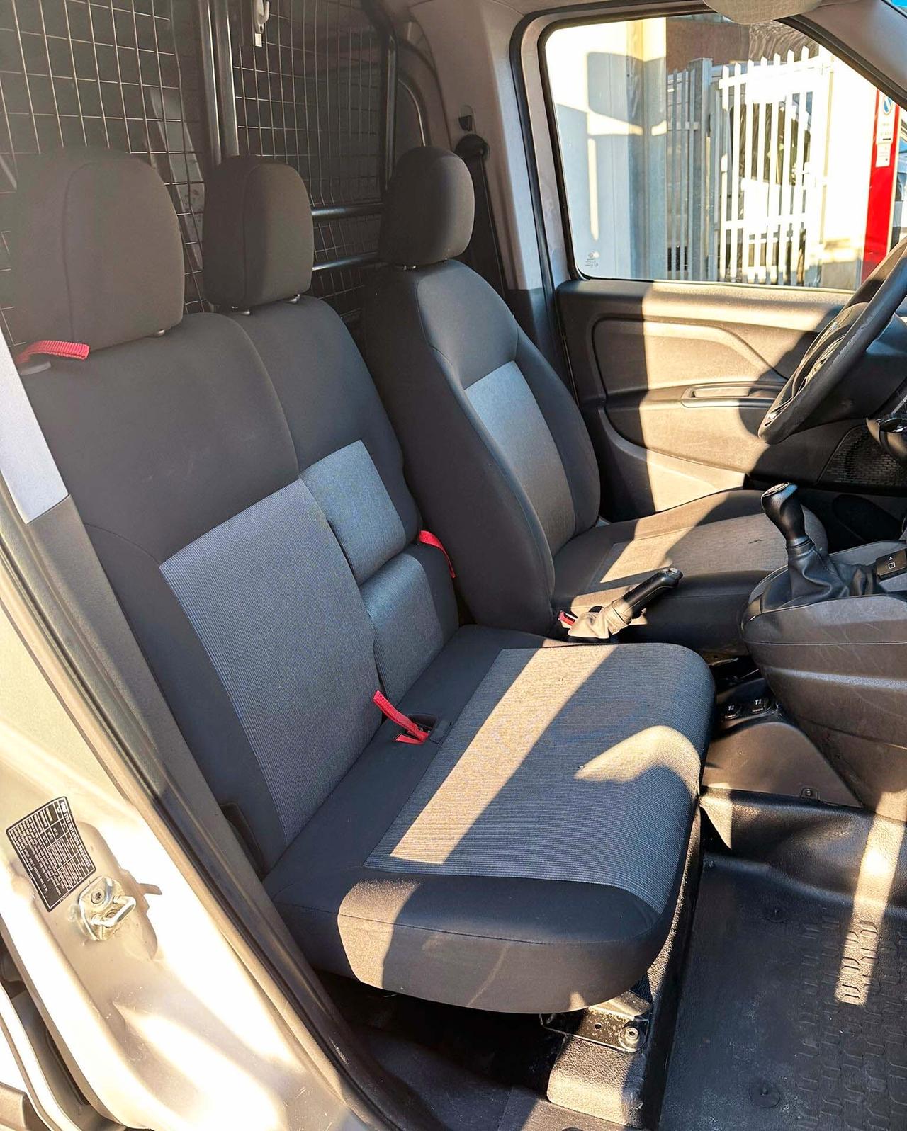 Fiat Doblo Cargo 95 CV Portapacchi e Sensori di Parcheggio Posteriori Chiusere DAKEN