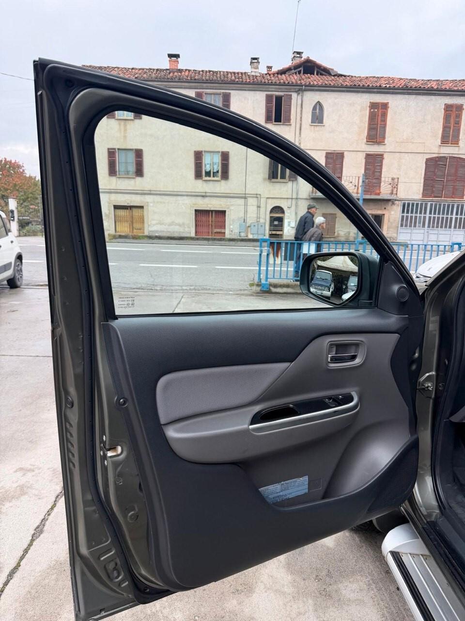 Mitsubishi L200 2.4 DI-D/181CV Club Cab Intense Hp Mivec SDA