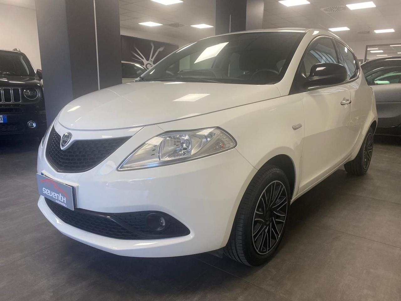 Lancia Ypsilon 1.0 FireFly 5 porte S&S Hybrid Ecochic Silver