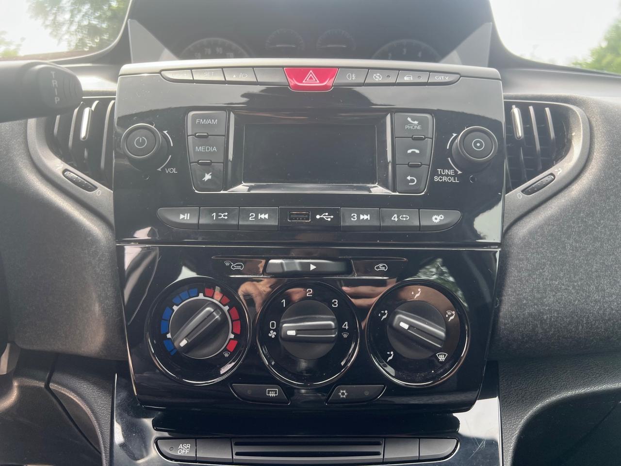 Lancia Ypsilon 1.2 69 CV Platinum NEOPATENTATI PERMUTE RATE GARANZIA
