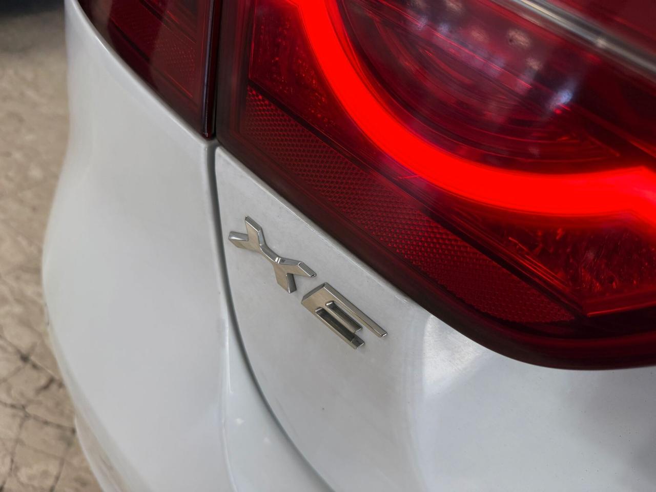 Jaguar XE 2.0 D Turbo 180CV Portfolio