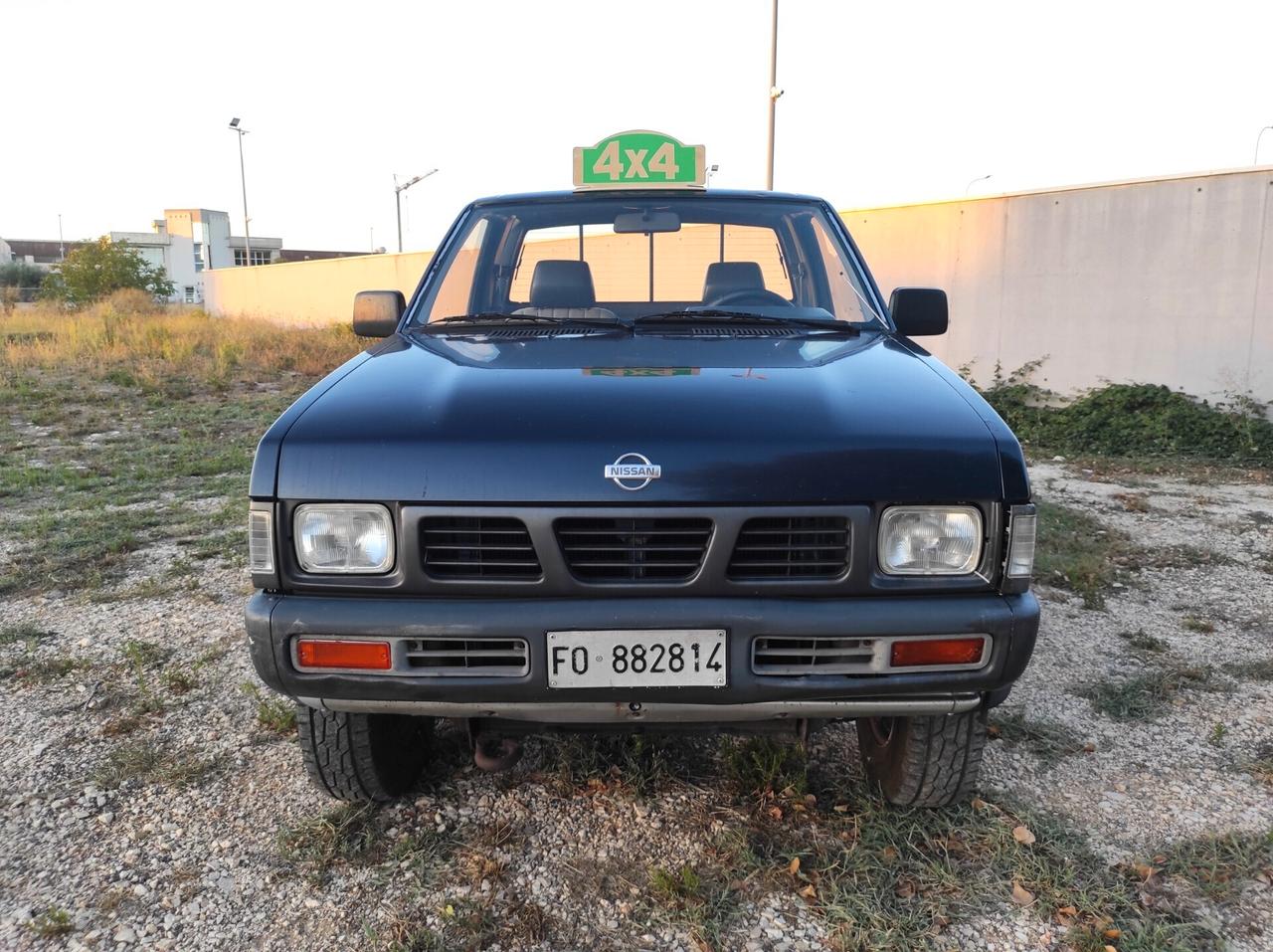 Nissan King Cab 2.5 Diesel - 4x4 GANCIO TRAINO