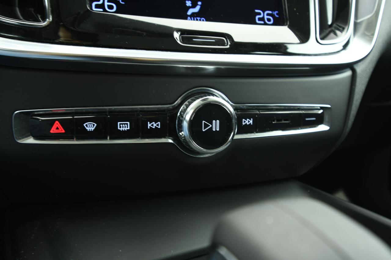 VOLVO V60 2.0 b4 Momentum Business auto NEOPATENTATI+C17"