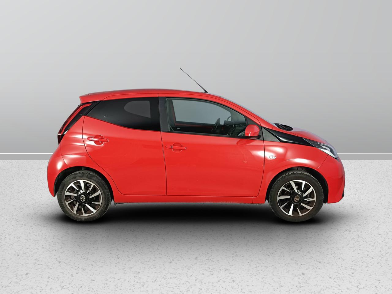 TOYOTA Aygo II 2018 5p - Aygo 5p 1.0 x-play 72cv