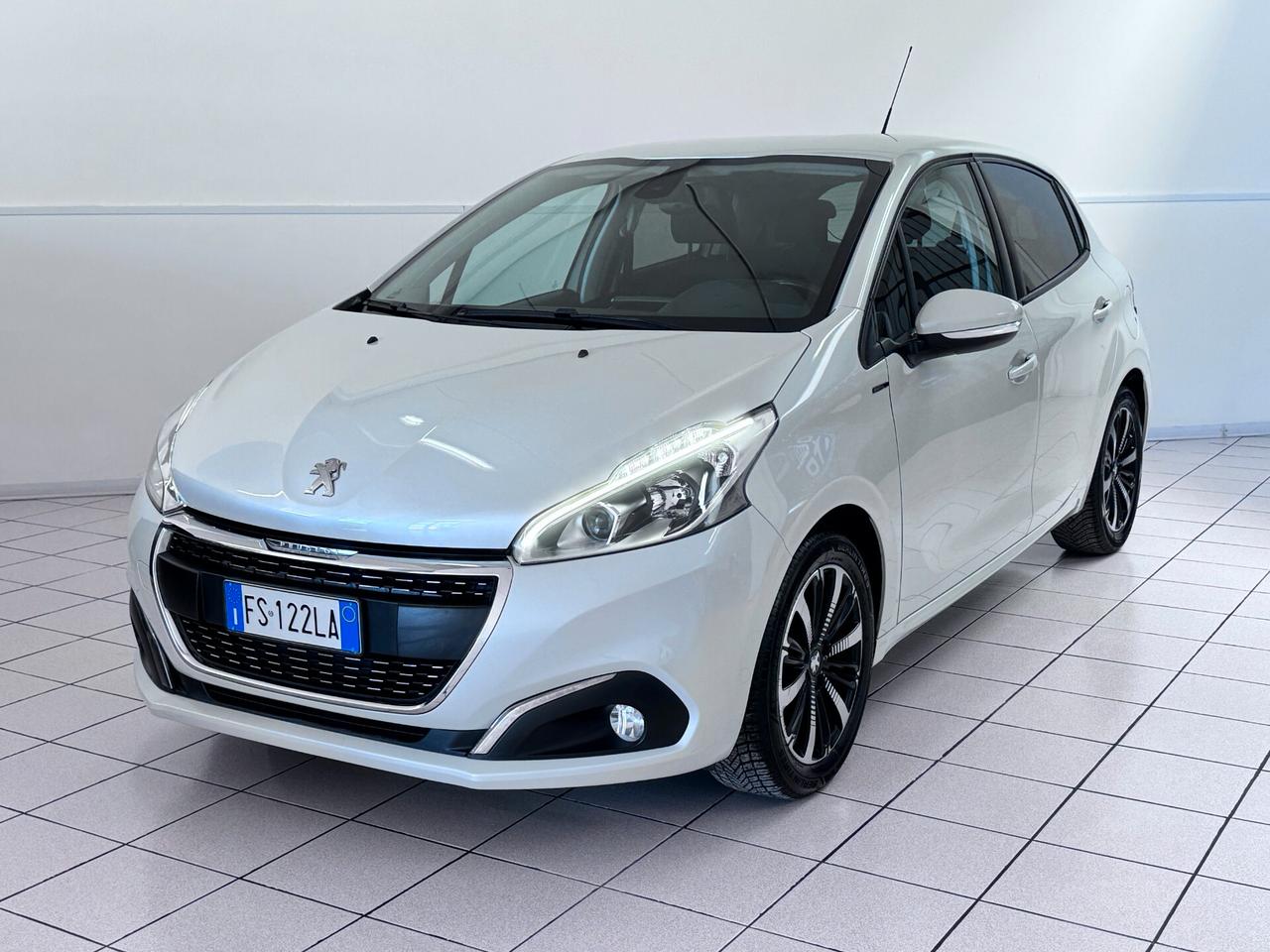 Peugeot 208 1.2 BENZINA 5 PORTE Signature