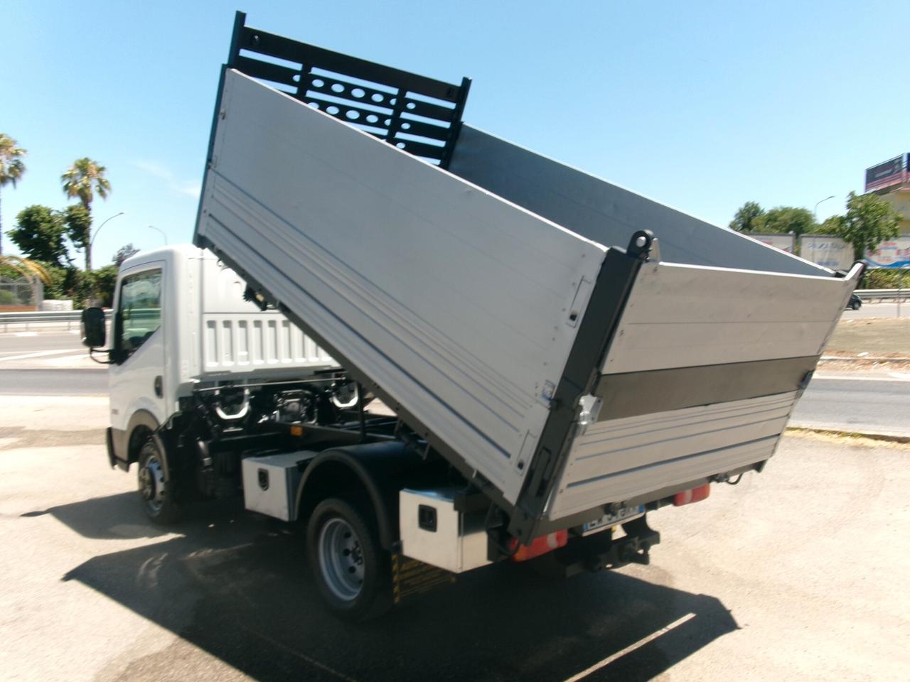 Nissan Cabstar NT 400 35-12 E5 RIBALTABILE TRILATERALE CON SOVRASPONDE GANCIO TRAINO