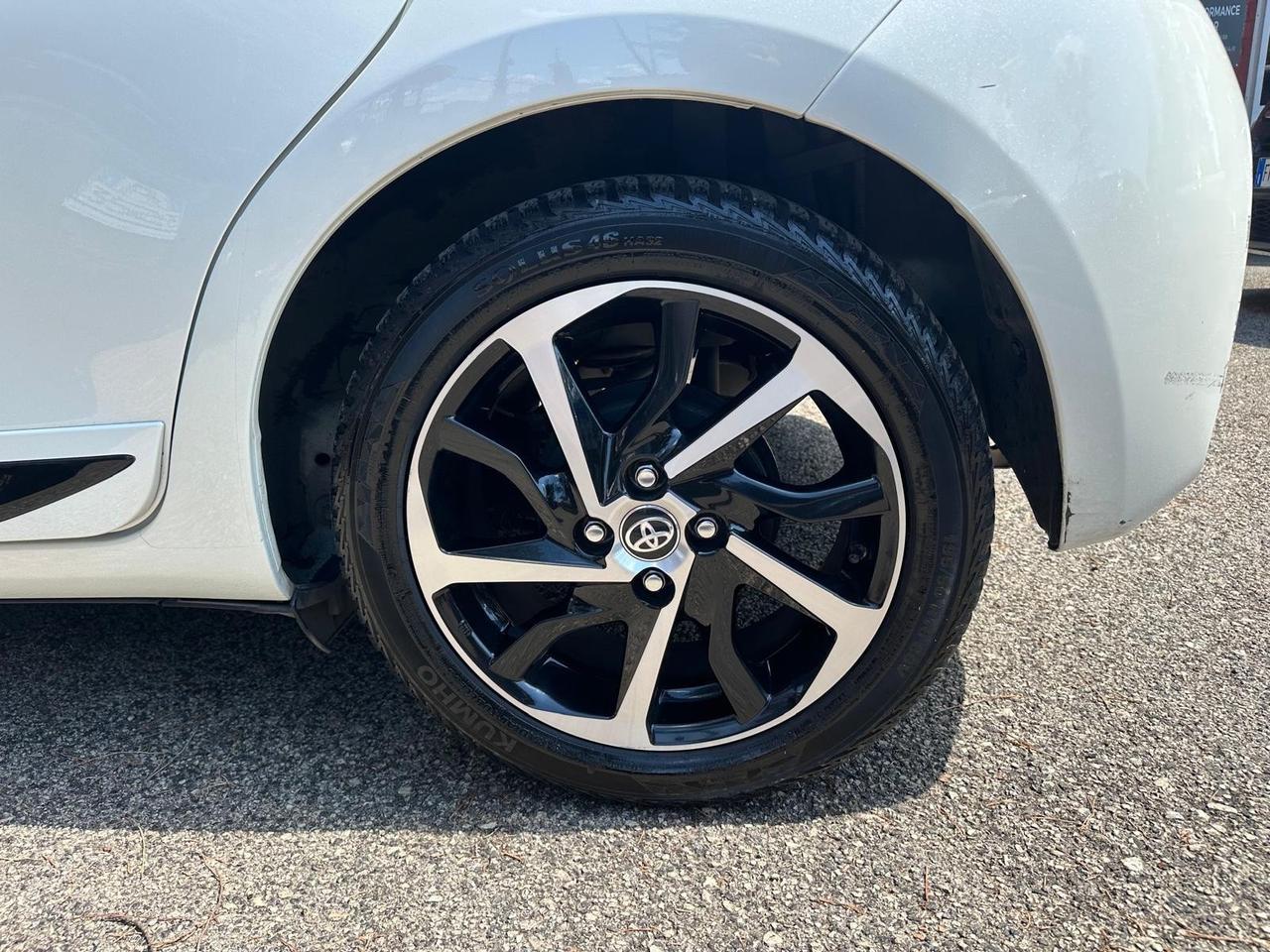 Toyota Yaris 1.5 5 porte Lounge sport full optional Kamera navi PDC led cerchi in lega garanzia 24 mesi
