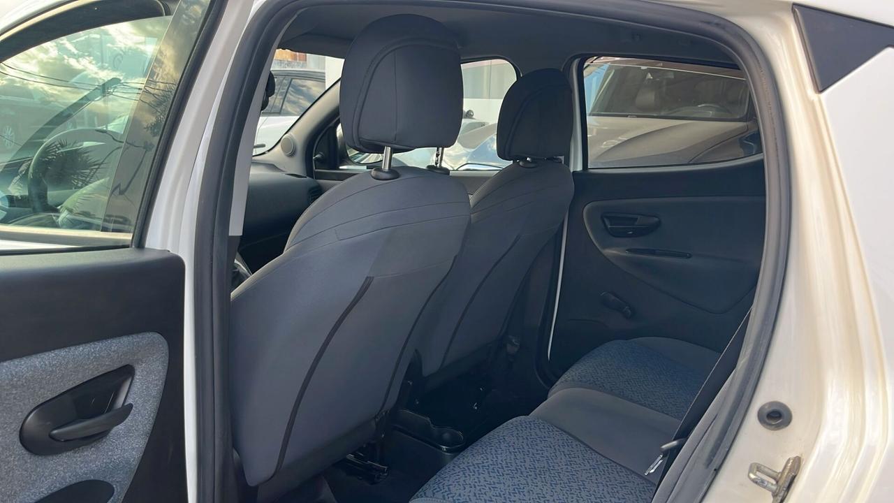 Lancia Ypsilon 1.0 FireFly 5 porte S&S Hybrid Ecochic Silver