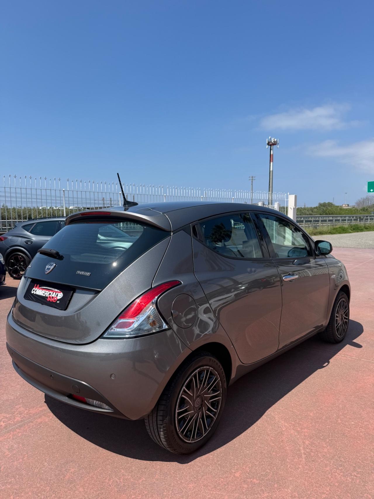 Lancia Ypsilon 1.0 Hybrid 69cv