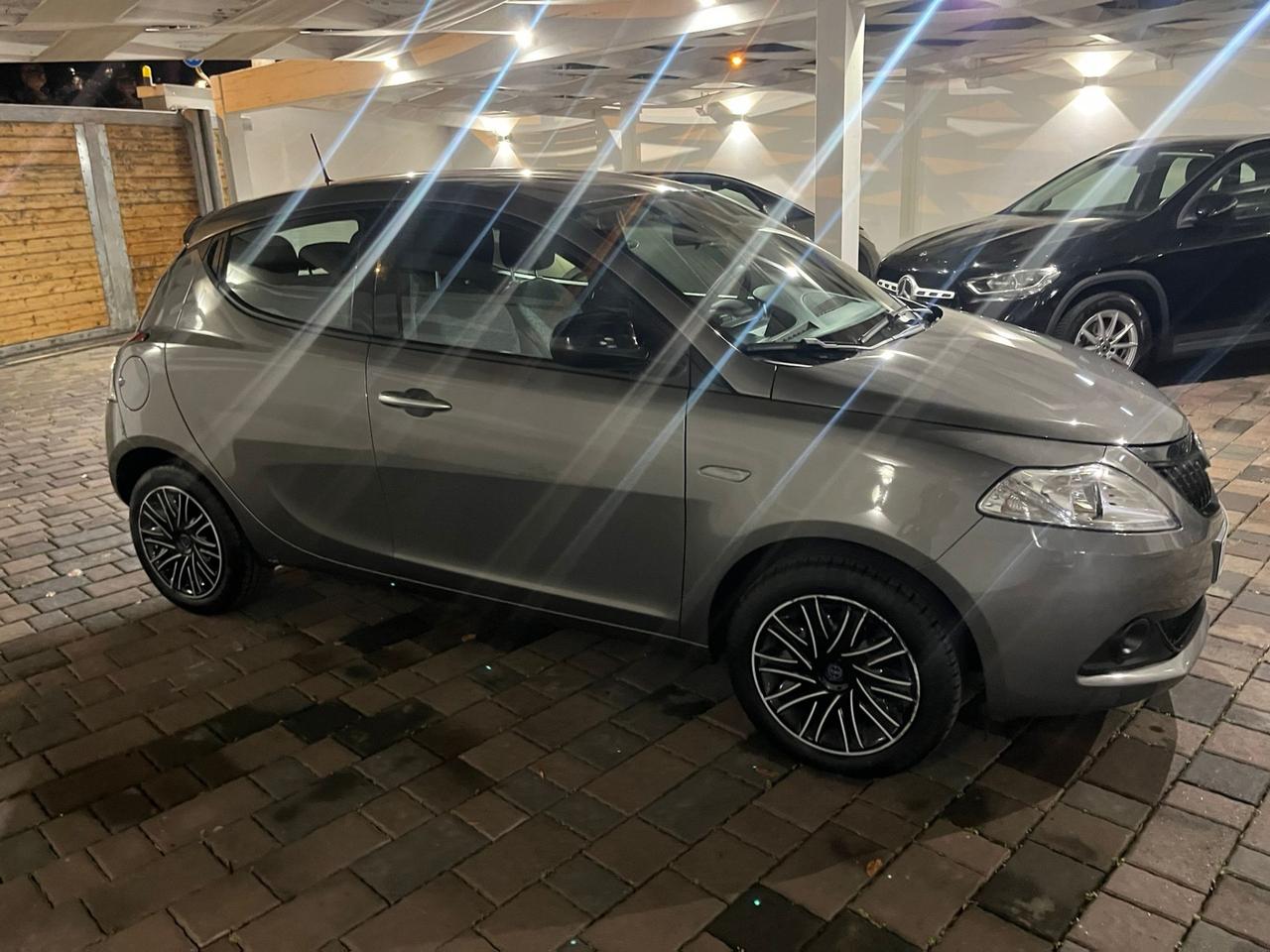 Lancia Ypsilon 1.0 FireFly 5 porte S&S Hybrid Silver